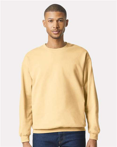Gildan SF000 Yellow Haze — on model front