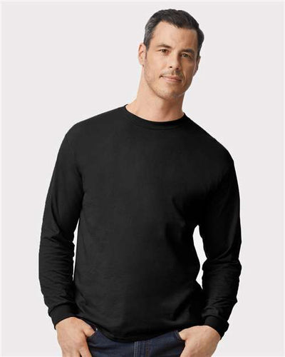 Gildan 8400 Black — on model front