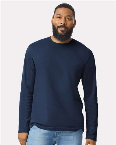 Gildan 64400 Navy — on model front