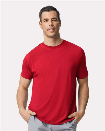 Gildan 42000 Red — on model front