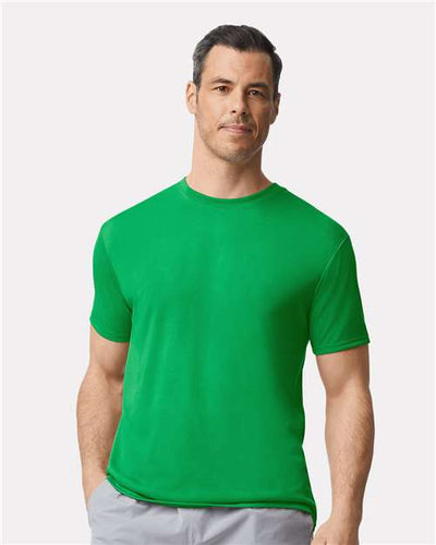 Gildan 42000 Irish Green — on model front