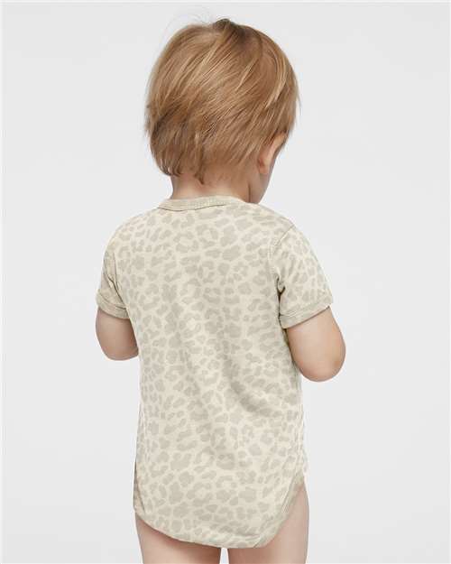 Rabbit Skins 4424 Natural Leopard — on model back