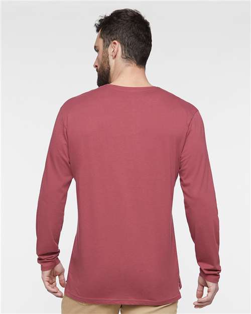 LAT 6918 Rouge — on model back