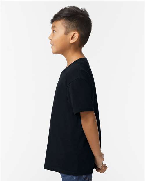Gildan 65000B Pitch Black — on model side