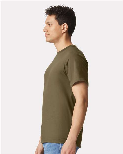 Gildan H000 Olive — on model side
