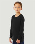 BELLA + CANVAS 3513Y Solid Black Triblend — on model side
