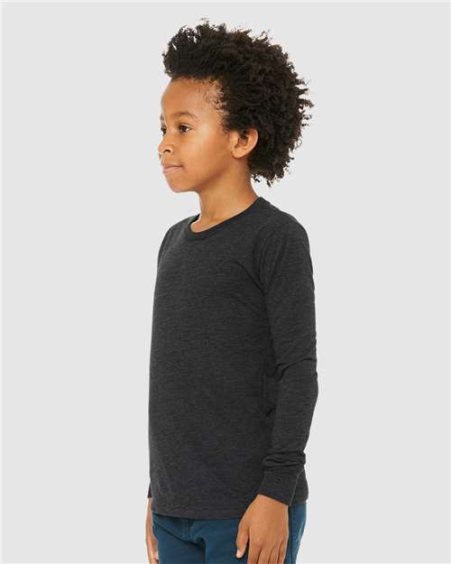 BELLA + CANVAS 3513Y Charcoal Black Triblend — on model side