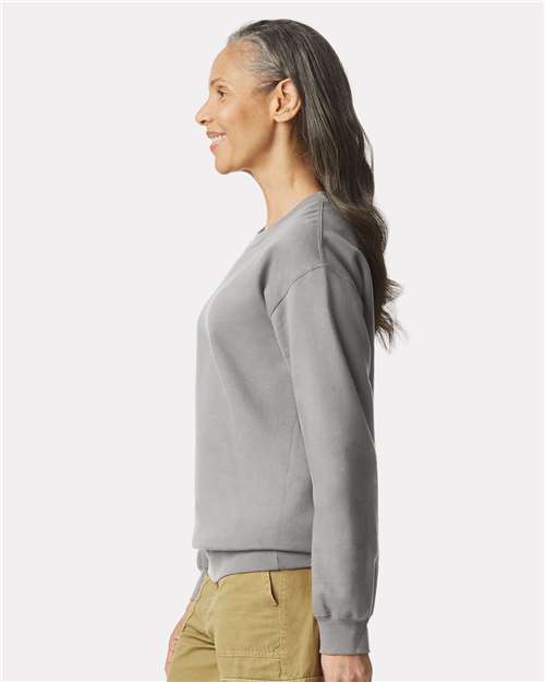 Gildan SF000 Cement — on model side