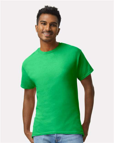 Gildan 2000 Irish Green — on model front