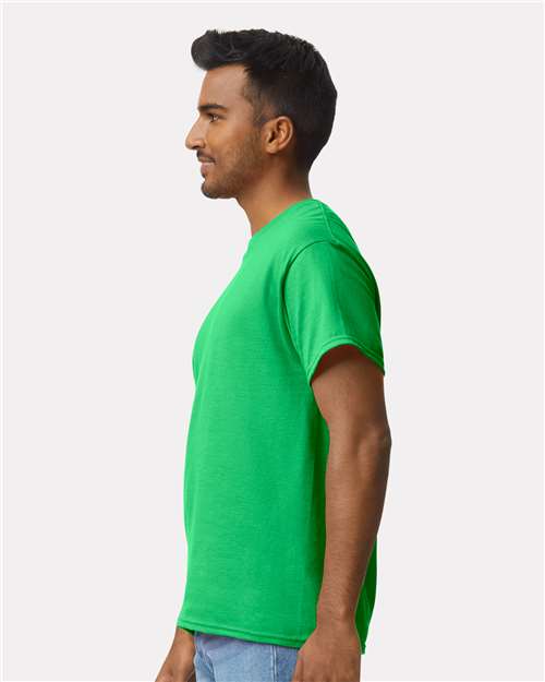 Gildan 2000 Irish Green — on model side