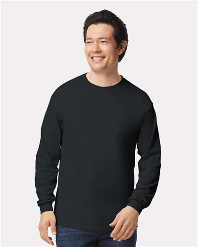 Gildan 2400 Black — on model front