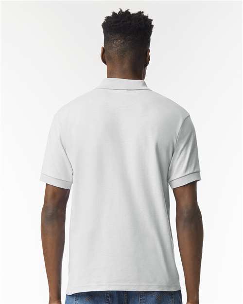 Gildan 8800 Ash — on model back