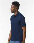 Gildan 8800 Navy — on model side