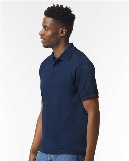 Gildan 8800 Navy — on model side