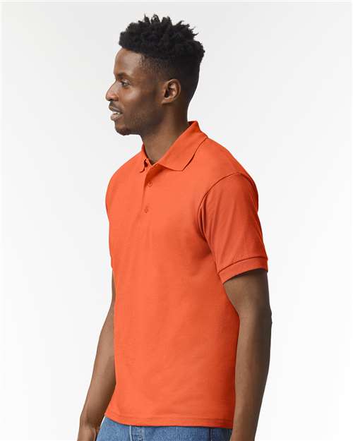 Gildan 8800 Orange — on model side