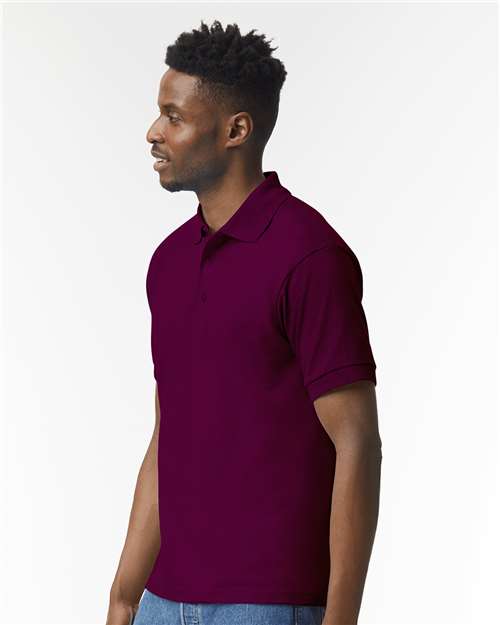 Gildan 8800 Maroon — on model side