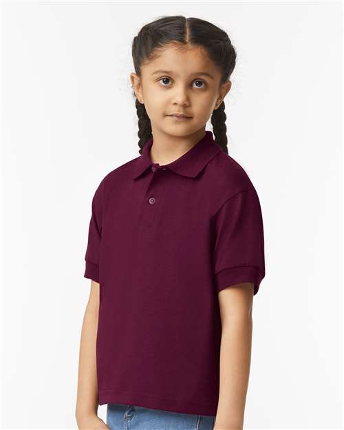 Gildan 8800B Maroon — on model side