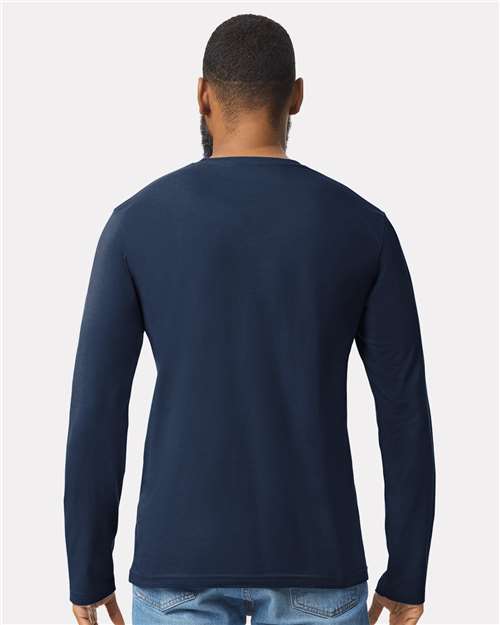 Gildan 64400 Navy — on model back
