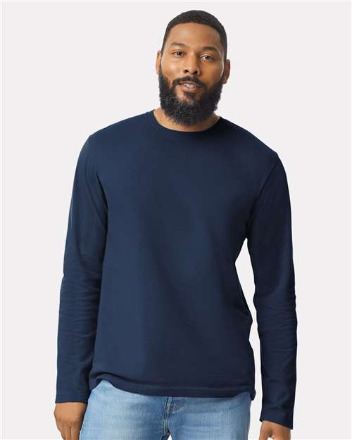 Gildan 64400 Navy — on model front