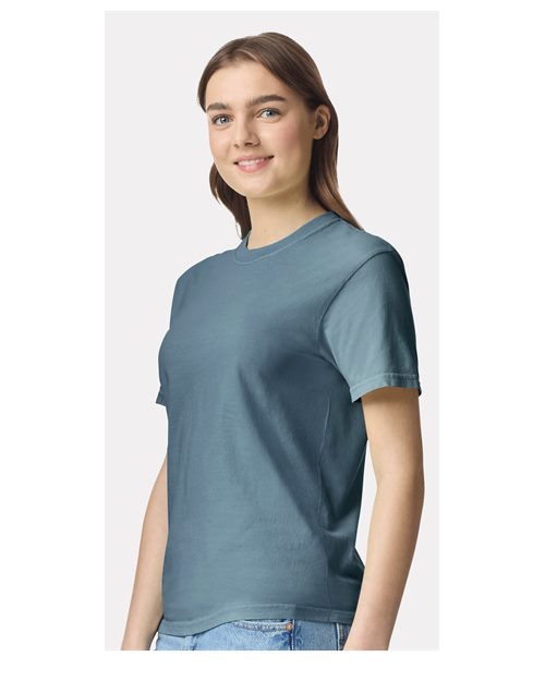 Comfort Colors 1717 Ice Blue — on model side
