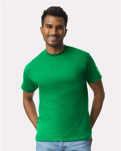 Gildan 2000 Antique Irish Green — on model front