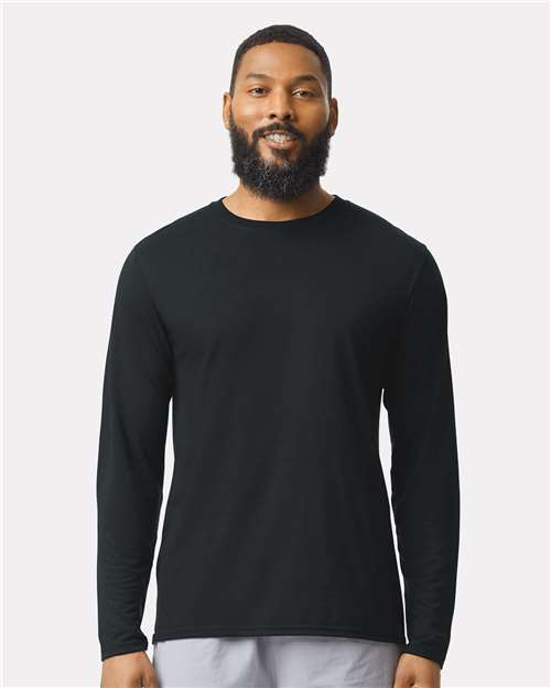 Gildan 42400 Black — on model front