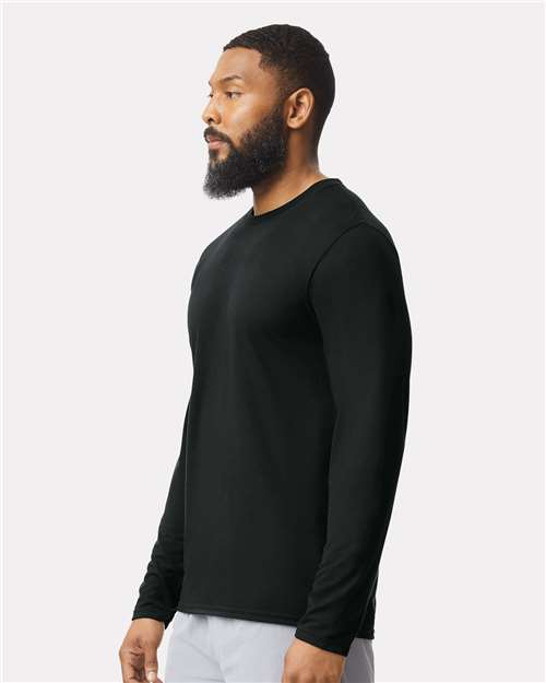 Gildan 42400 Black — on model side