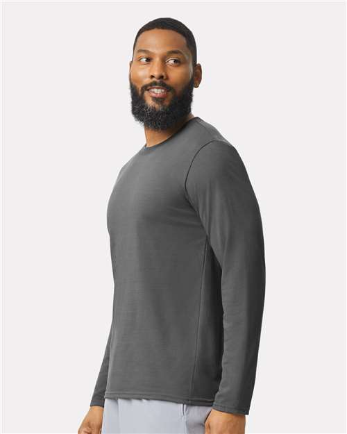 Gildan 42400 Charcoal — on model side