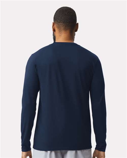 Gildan 42400 Navy — on model back