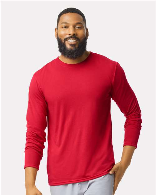 Gildan 42400 Red — on model front
