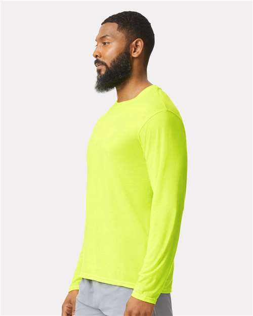 Gildan 42400 Safety Green — on model side