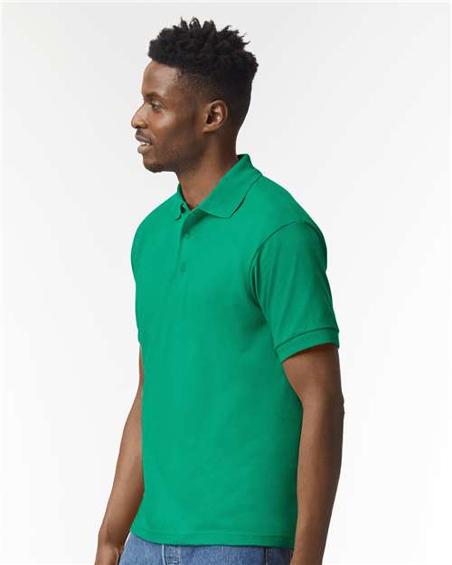 Gildan 8800 Kelly Green — on model side