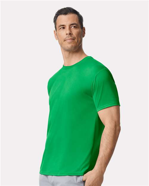 Gildan 42000 Irish Green — on model side