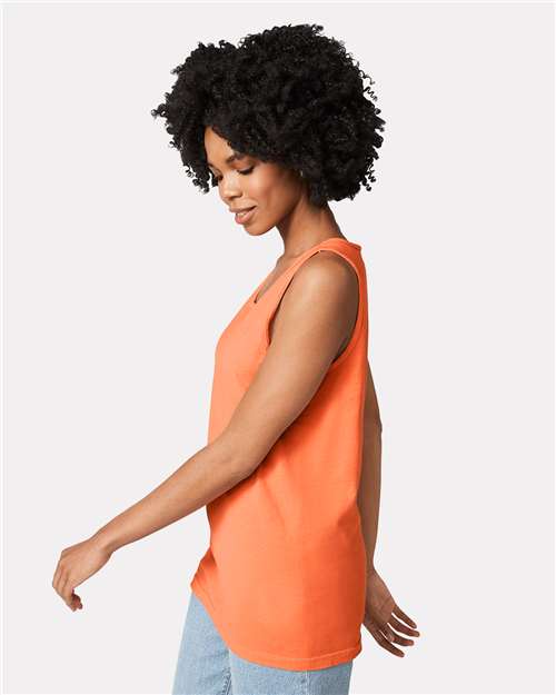 Comfort Colors 9360 Melon — on model side