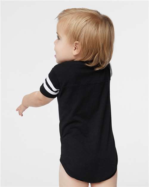 Rabbit Skins 4437 Black Solid/ White — on model back