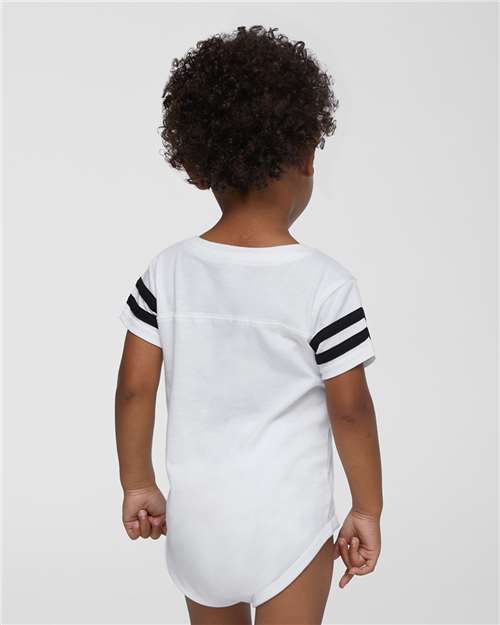 Rabbit Skins 4437 White Solid/ Black — on model back