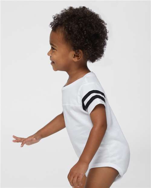 Rabbit Skins 4437 White Solid/ Black — on model side