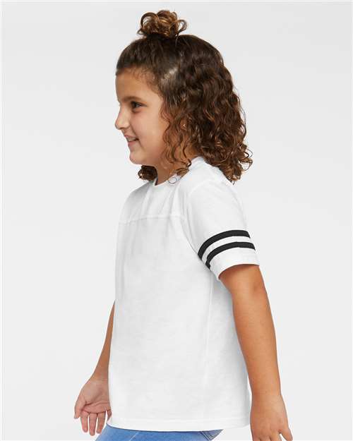 Rabbit Skins 3037 White Solid/ Black — on model side